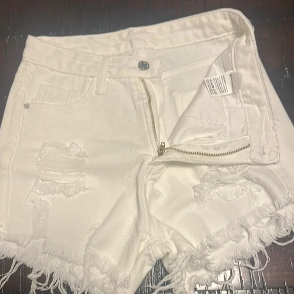 Zara White Jean Shorts with Distressed Vintage Style - Picture 2 of 3